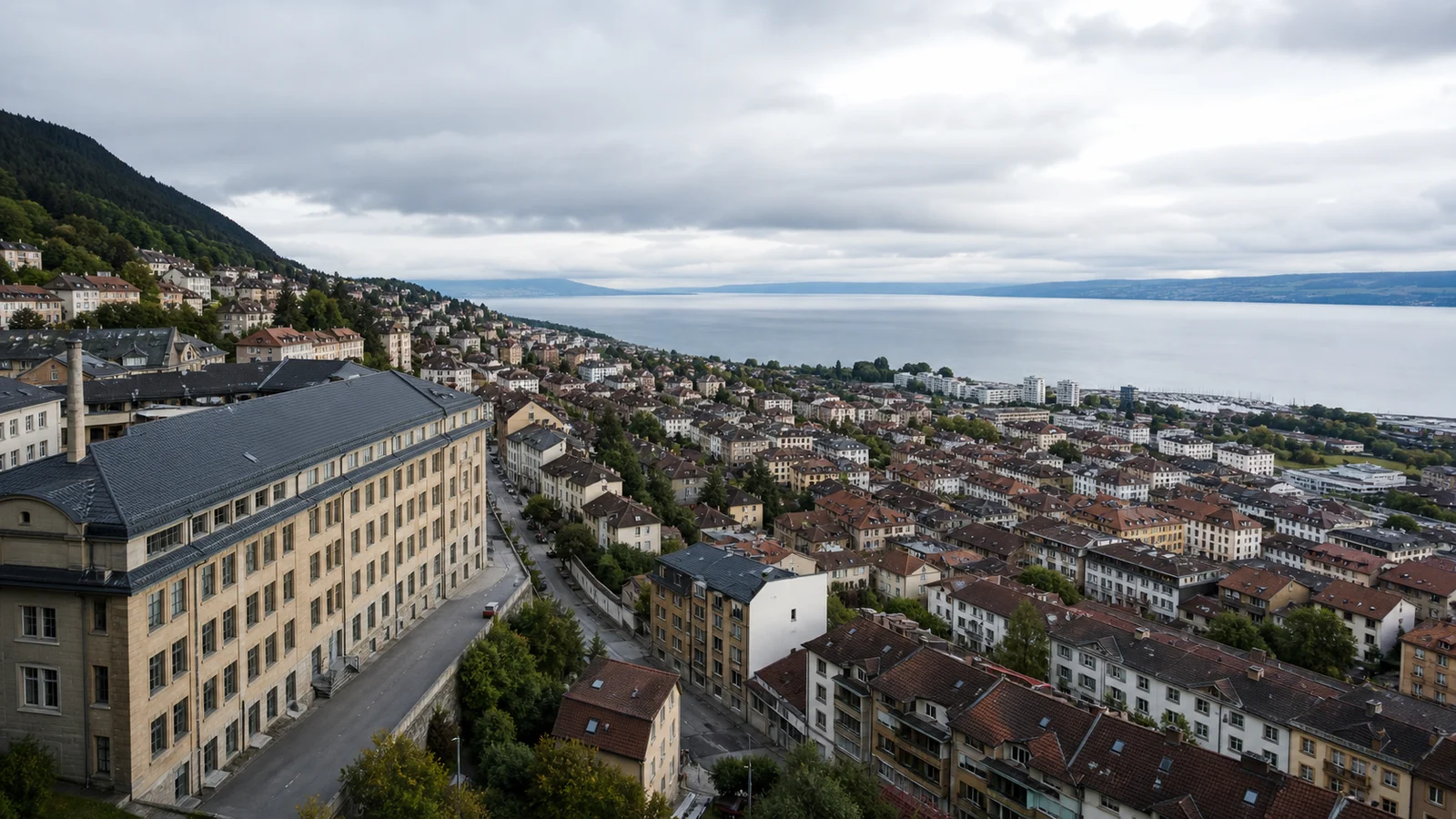 Architecture du Locle et panorama de Neuchâtel illustrant deux marchés distincts
