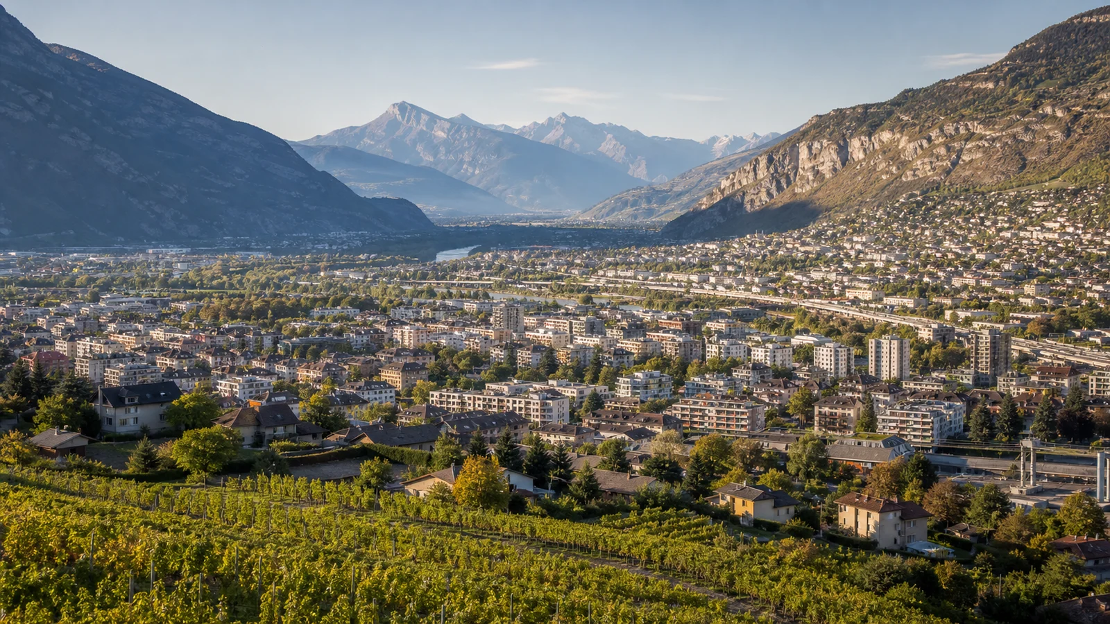 Paysage urbain valaisan entre Martigny et Sierre entouré de montagnes