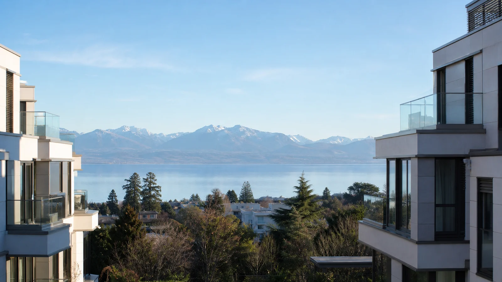 Vue aérienne contemporaine de Nyon et Gland au bord du Léman